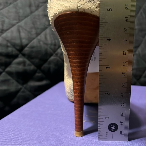 Stuart Weitzman Platform Snakeskin Leather Pump - Picture 8 of 12